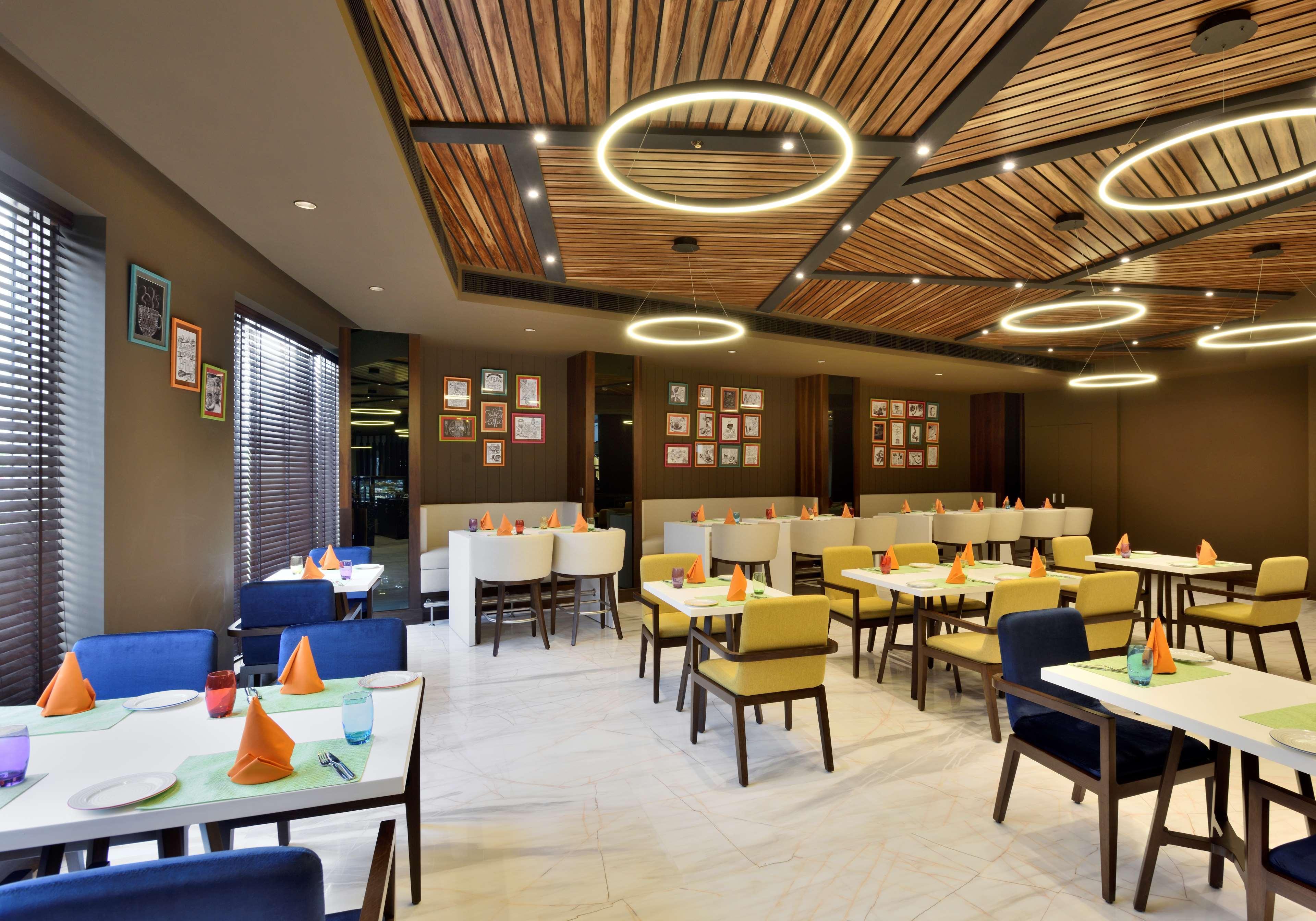 Radisson Gurugram Udyog Vihar Hotel Gurgaon Exterior photo The restaurant