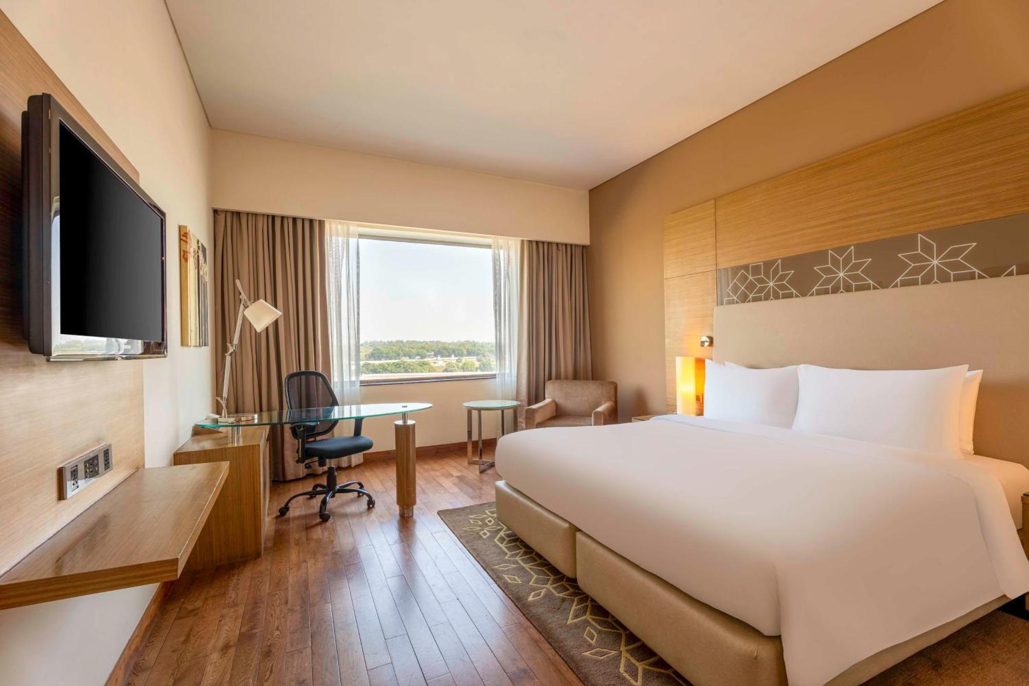 Radisson Gurugram Udyog Vihar Hotel Gurgaon Exterior photo