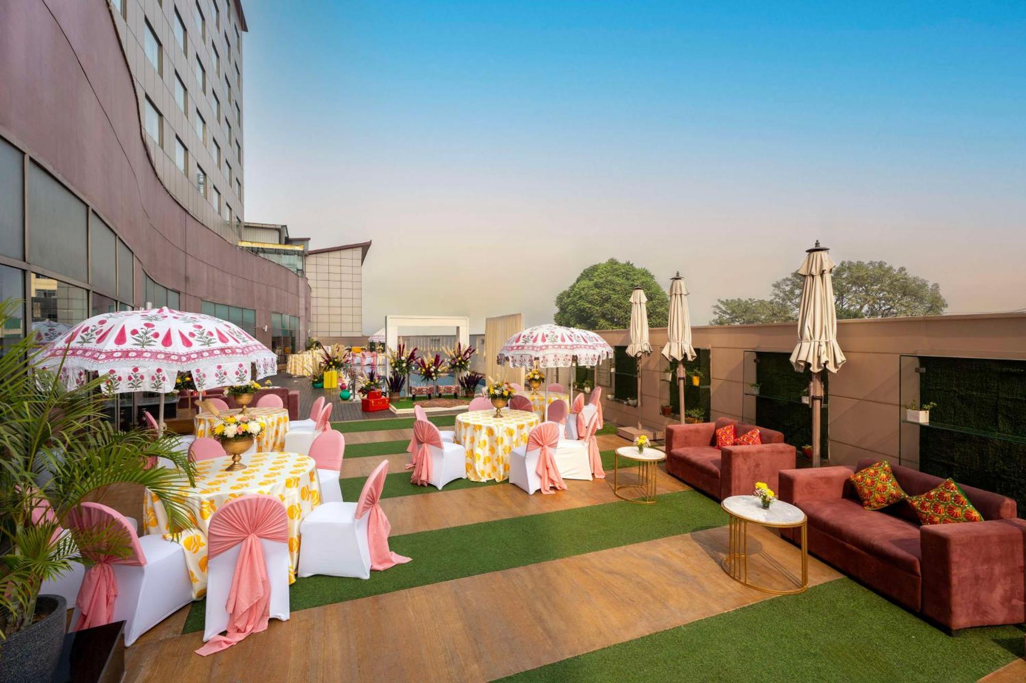 Radisson Gurugram Udyog Vihar Hotel Gurgaon Exterior photo