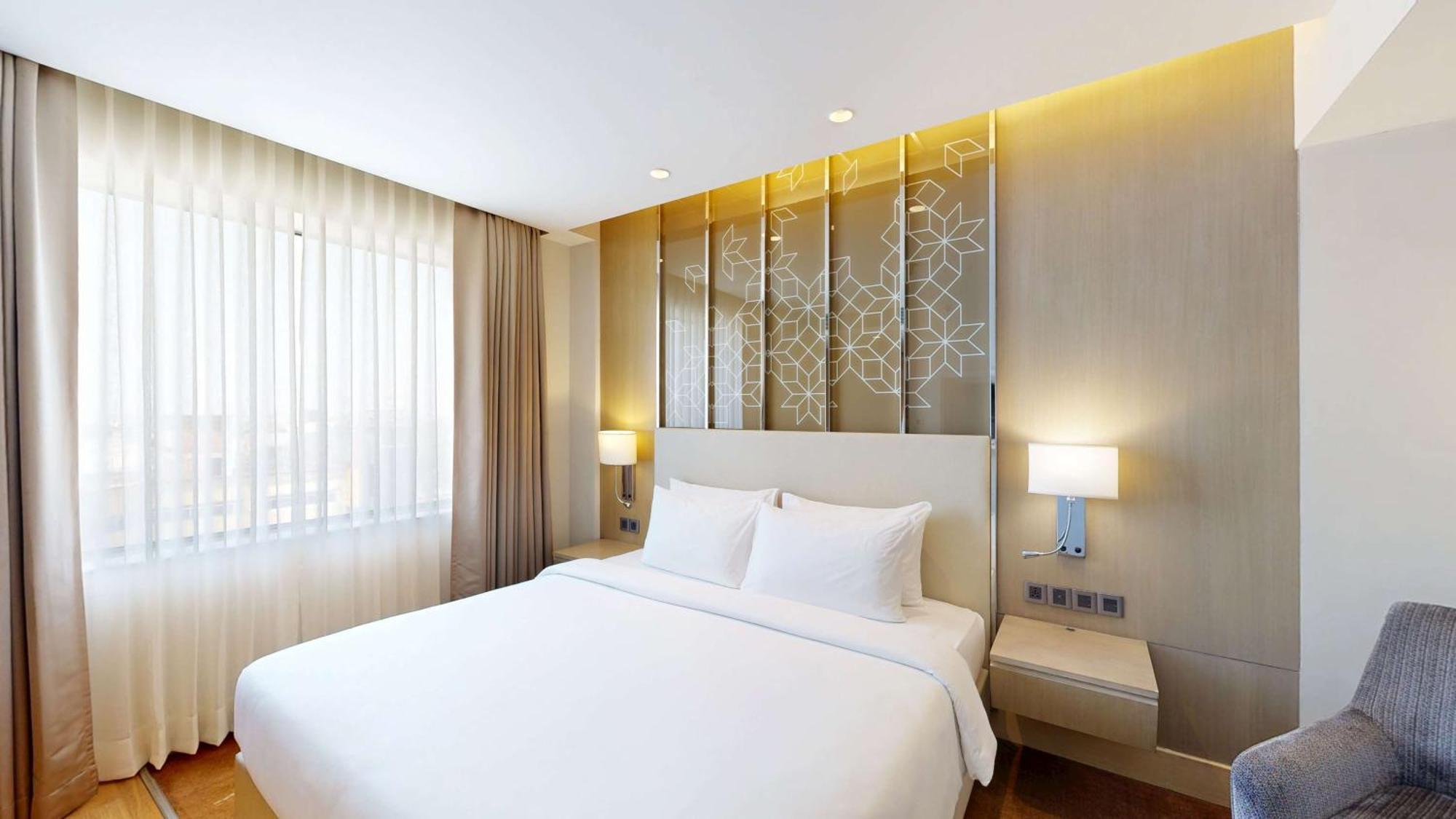 Radisson Gurugram Udyog Vihar Hotel Gurgaon Exterior photo
