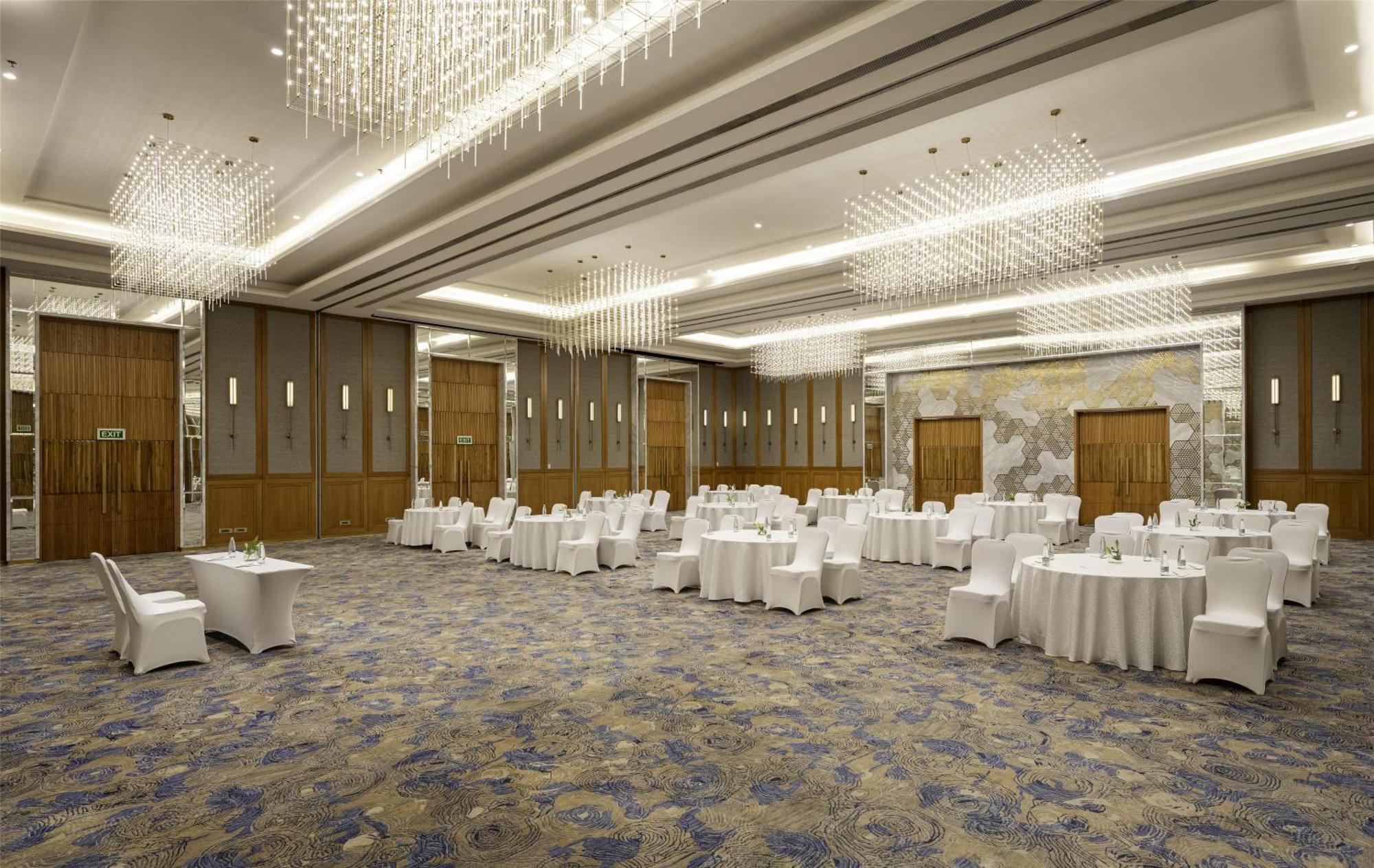 Radisson Gurugram Udyog Vihar Hotel Gurgaon Exterior photo